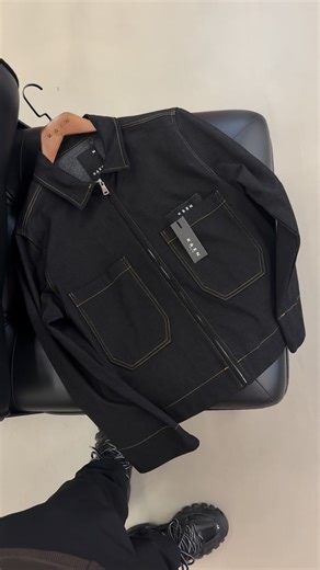 JWS CLOTHING DZ on Instagram‎: "● DENIM JACKET 👕 . ● Tailles : S-M-L-XL-XXL . ● Prix : 10800 DA 🏷️ . ● Code article : KN-4701-1 . ● Livraison 69 wilayas 🚚 . ‎● للطلب تواصلوا معنا عبر الصفحة 🤗 ."‎