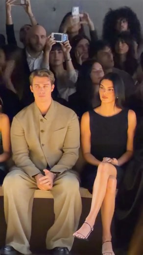 🔗: https://voguemagazine.visitlink.me/p3r1Rh Kendall Jenner stepped out for today’s Emporio Armani show, and her outfit for the occasion had her looking like a local. She took the show in from the front row alongside Nicholas Galitzine. See the full collection from #milanfashionweek here. | Vogue