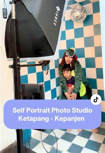 Pingin foto, tapi isin lek di fotono 😅 Cocok wiis mrene ae iso self foto, dadi iso foto tanpa perlu isin maneh… Konsep e meh koyok photobox/photo booth rek, cuman iki studio e lebih luas jadi muat orang lebih akeh 😍 Self Portrait Photo Studio @selfportrait.studio 📍 Jl. Raya Sukoraharjo No.222, RT.4/RW.1, Ketapang, Sukoharjo, Kec. Kepanjen, Kabupaten Malang 09.00-20.00 Selasa LIBUR #kepanjen #photobooth #kepanjenmalang #selfphotostudio #kepanjenhits