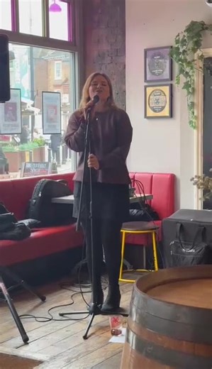 Lights by Ellie Goulding live at The Mad Squirrel #lights #elliegoulding #livemusic @Mad Squirrel Brewery @Mad Squirrel High Wycombe #internationalwomensday #singer