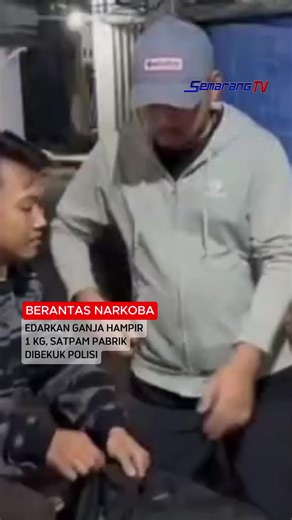 BERANTAS NARKOBA EDARKAN GANJA HAMPIR 1 KG, SATPAM PABRIK DIBEKUK POLISI SEORANG SATPAM SEBUAH PABRIK DI BREBES, JAWA TENGAH, DITANGKAP POLISI SETELAH KEPERGOK HENDAK MENJUAL PAKET GANJA. DARI HASIL PENGGELEDAHAN DI SEJUMLAH LOKASI, POLISI BERHASIL MENGAMANKAN NARKOBA JENIS GANJA, HAMPIR SEBERAT SATU KILOGRAM . SEMARANG TV #fyp