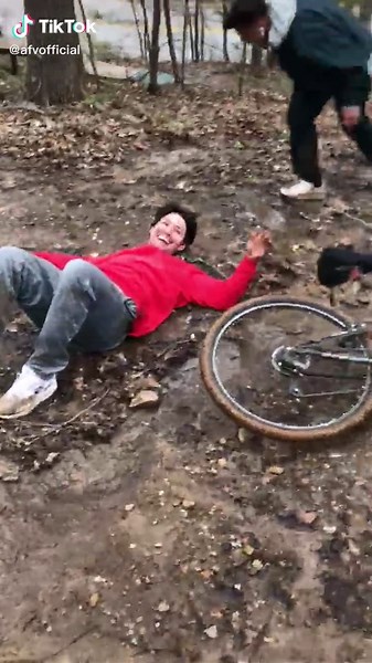 Up and over…. The handlebars! #bikefails #bicyclestunt #bikestunt #failarmy #fall #fallingvideos #funnyfails #failarmy #fyp