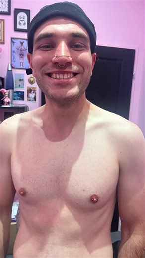 Les Meufs de Pique on Instagram: "🔥 Le piercing au téton en 3 étapes! 🔥 1️⃣ Tu choisis ton style : droit, vertical ou incliné 2️⃣ On nettoie la zone comme jamais (la fameuse asepsie de compet’ ✨). 3️⃣ En un geste on pierce et on met le bijou. Quelques secondes et c’est déjà fini ! La douleur ? Elle redescend aussi vite qu’elle est venue. 💥 Alors, prêt·e à sauter le pas ? Rdv en studio ou sur nos events 🎉 #piercinggrenoble #lesmeufsdepique #grenoblepiercing #piercingaddict #evenementgrenoble 