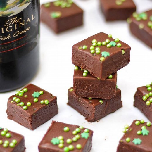 The ultimate Christmas treat.. BAILEYS FUDGE 🍫🍸 (Sssshhh don't tell anyone how easy it is!) Full recipe: https://www.tamingtwins.com/baileys-fudge/ | Taming Twins - Fuss Free Family Food