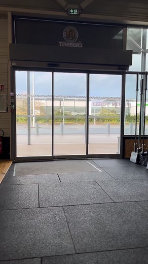 C’est ça le CrossFit 🦍 !😅 …. teste le CrossFit, fais-toi ta propre idée et ne loupe pas ce qui pourrait être pour toi le sport de ta vie. ✅SÉANCE D’ESSAI OFFERTE Lien en bio | LMA Sports