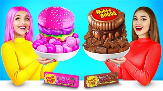 Si crees que nada puede alegrarte más que el chocolate, ¡imagina un dulce y pegajoso chicle con el que puedas hacer las bombas más grandes! Pero no estás solo en esta batalla de soplado ¡así que asegúrate de que el chicle de tu rival no se infle más que el tuyo! Comida de chocolate o chicle: ¿cuál sabrá mejor hoy? #MegaGame #Desafío | Ratata Spanish
