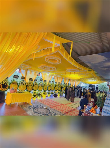 TIỄN NGƯỜI HUYNH ĐỆ 37 tuổi - Cảm thương đời Tu sĩ Chiều nay, nhìn hình ảnh từ phương xa gởi về, dưới mái tang vàng của thiền môn, nhìn di ảnh người huynh đệ, lòng bỗng lặng đi. Mới đó thôi… một đời áo nâu, một đời gõ mõ tụng kinh, một đời học đạo. Vậy mà con đường dừng lại khi mới 37 tuổi. Người tu vẫn thường nói về vô thường. Nhưng khi một huynh đệ cùng học, cùng đi qua những năm tháng thanh bần của tuổi trẻ… bỗng rời bước quá sớm, lòng không khỏi bùi ngùi. Có lẽ giờ này, người buồn nhất là ch
