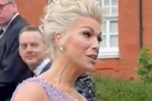 Hannah Waddingham le llama la atención a fotógrafo: ‘No seas p**dejo’