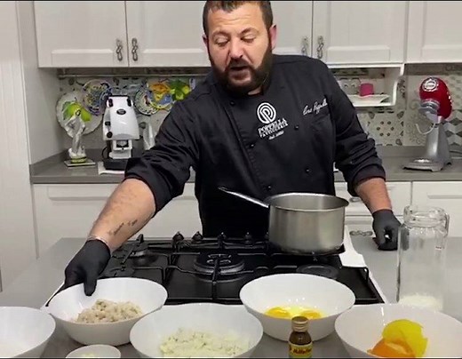 Siete pronti per la ricetta della #PastieraNapoletana di Ciro Poppella? Ecco il video-ricetta che vi mostra la preparazione step by step. Di seguito vi riportiamo gli ingredienti. Inviateci i vostri risultati e taggateci nelle foto📷 Per la pasta frolla: - 350 farina 00 - 140 g zucchero semolato - 170g burro a temperatura ambiente - 1 uova intero 2 tuorli uova - 2 cucchiaino lievito in polvere - buccia di limone grattugiata Per la crema di ricotta: - 400g ricotta di pecora setacciata - 400g gran