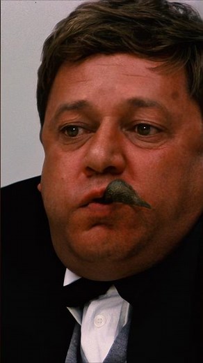 Paolo Villaggio alle prese con un tordo 😂! Dal film Fantozzi 2 (1976)