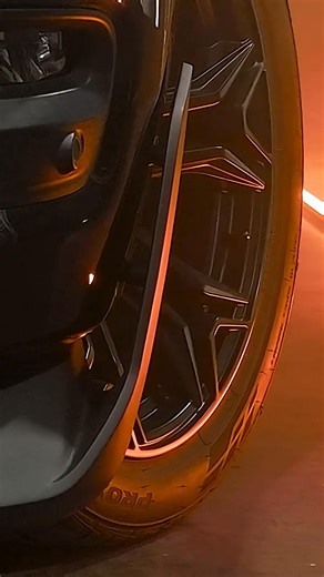 El programa Direct Connection de Ram, que ofrece piezas de alto rendimiento, se ha lanzado en México y está disponible a través de la red de distribuidores de la marca. El programa Mopar Direct Connection se asoció recientemente con Fox Factory para lanzar la Ram 1500 Lowered 2026, una versión de alto rendimiento que estará disponible en México. Este modelo, que incorpora un motor HEMI V8 supercargado y modificaciones en el chasis, se venderá como un producto respaldado de fábrica. #Ram #truck #