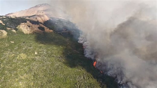 Cholila Online on Instagram: "El incendio que viene del Parque Nacional los Alerces ya cruzó la línea de la Laguna Froilan se dirige hacia el Villarino y esta descendiendo al noreste en diagonal hacia la Momia y Cholila. Aún está lejos a 18 km pero las altas temperaturas y la gran cantidad de focos facilita que avance el fuego #IncendiosForestales #chubut"