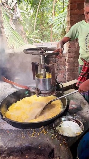 Crunchy Chanachur Frying Process 🔥😋