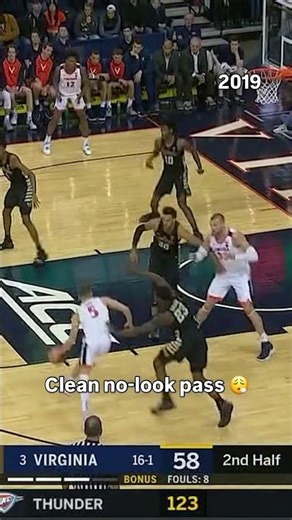 The defenders didn't see that one coming 😳 #virginia #uva #collegebasketball #basketball #sports