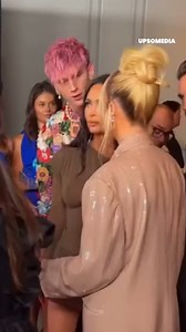 Twarz Megan Fox mówi wszystko, gest wykonany przez jej chłopaka wprawił ją w zakłopotanie, ale to, co zrobiła, sprawiło, że Machine Gun Kelly poczuł się jeszcze gorzej. | Ikony