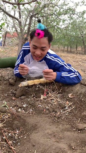 Anyone know what this is eating?#shorts #funny #8090 #comedy #food #cute #foodchallenge