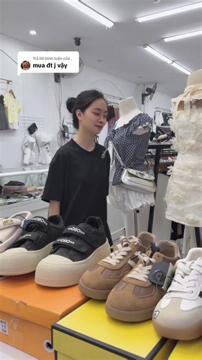 Trả lời @. Rất nhiều đồ nhưng quán bán quần áo k thấy bán ip nhỉ lạ quá!