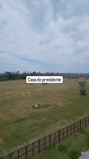 Imprensa Brasília on Instagram: "O Palácio da Alvorada, projetado por Oscar Niemeyer, é uma das mais importantes edificações do modernismo arquitetônico brasileiro e o primeiro prédio construído em alvenaria na nova capital. Está localizado numa península que divide o Lago Paranoá em Lago Sul e Lago Norte e abriga a residência oficial do Presidente da República. Em 30 de junho de 1958, com sua inauguração, passou a ser a residência do então Presidente Juscelino Kubitschek. O Palácio tem configur