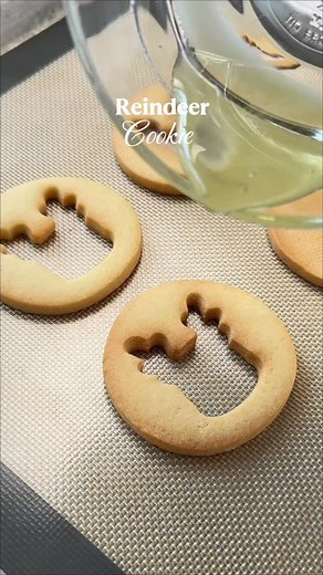 A cute little reindeer idea for your Christmas cookies 🎄🦌 Recipes and cookie cutters available in my link in bio #cookiedecorating #satisfying #christmas | thelucky.cookie
