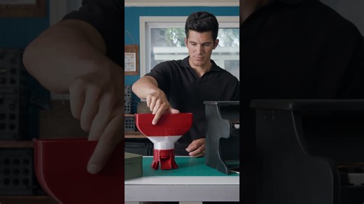 Owner teaches cat to play piano in fun tutorial