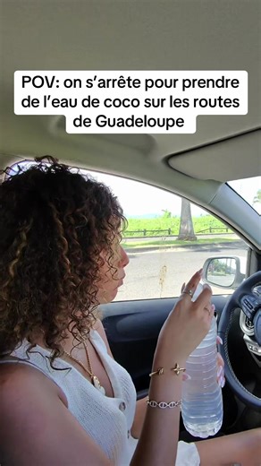 On s’arrête sur les routes de la Guadeloupe pour prendre de l’eau de coco !