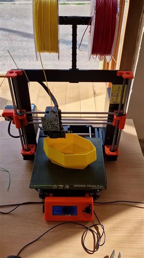 Dizajn x 3D Modelovanje x 3D Štampa, dr Poturak Semir, doktor arhitekture, univerzitetski predavač i naučni istraživač, medjunarodno nagradjivani arhitekta i dizajner.