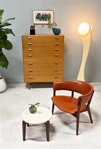 Some rooms don’t need more — they need the right pieces. • Mid-Century Italian Modern travertine & sculpted walnut side tables • Nanna Ditzel ND-83 cognac leather chair for Søren Willadsen • Børge Mogensen oak chest of drawers for Søborg Møbler • Mid-Century Modern sculpted lacquered floor lamp • Danish Modern teak cow figurine sculpture by Sveistrup Each one brings its own story, material, and moment — together, they create a space that feels calm, intentional, and lived-in. Website: https://da