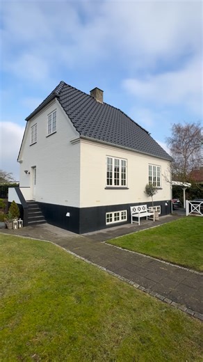 danbolig Hvidovre on Instagram: "Sneak peek 🏡 - nyhed på vej ind Helt fantastisk murermestervilla. Opført i 1932 med tilbygning fra 2015. 142 boligareal og 64 i kælderen. Lyder det interessant? Kommenter “info” og få flere oplysninger tilsendt. Eller ring på telefon: 3150 0056"