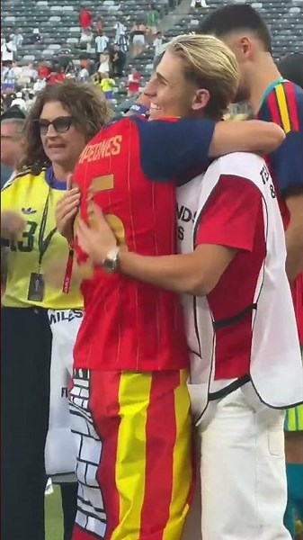 FERMÍN DIDN'T WANT TO MISS THE PARTY The Spanish player celebrated with his teammates on the pitch