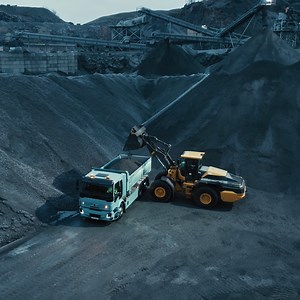 Volvo FE Electric is a compact and capable truck with a total weight of up to 27 tonnes. It’s perfect for construction work and deliveries in sensitive city areas. #electrification #electrictrucksinreality #electrictrucks #volvotrucks #construction | Volvo Trucks