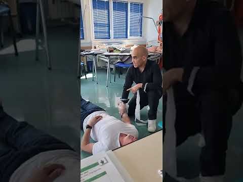 Demonstration commentée et justifiée de la pose du pansement compressif en PSC1 ou SST