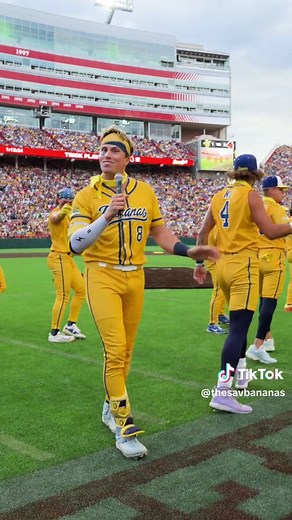 The Banana Bellas putting on the performance of a lifetime😌 @Jackson Olson @Kyle “KJ” Jackson #savannahbananas #bananaball #pitchperfect #acapella