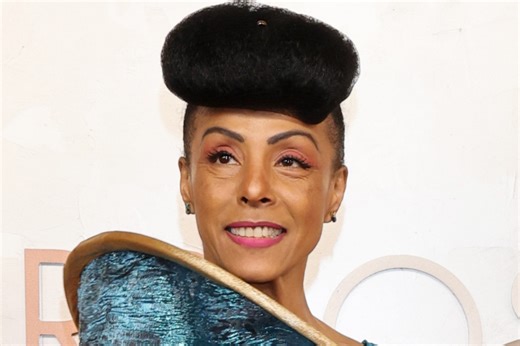 Political Message Spotted on the Bottom of '90s Singer's Shoes on Oscars Red Carpet