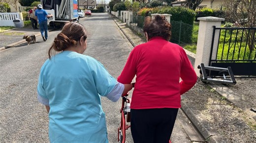 Aide à domicile : la facture coûtera plus cher aux seniors de 70 ans, le gouvernement repousse la borne d’âge à 80 ans