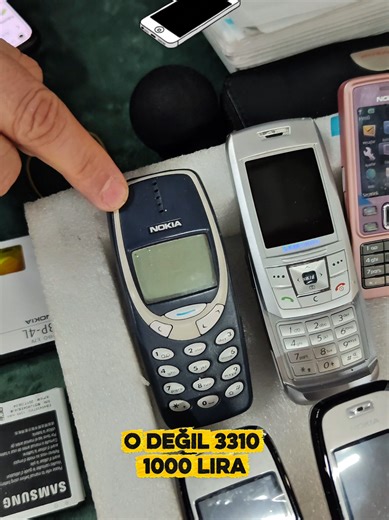 EFSANELER GERİ DÖNDÜ! Bugün Esenler Avas Antika Pazarı’ndayız. Bir tezgâh düşünün; vitrinde akıllı telefon yok, dokunmatik yok… sadece nostalji var. Bu tezgahta 90’lardan 2000’lerin başına damga vurmuş tuşlu cep telefonları bulunuyor. Nokia’lar, Siemens’ler, Samsung’un eski modelleri, Ericsson’lar… Kimi yıllarca cebimizden çıkmadı, kimi ilk telefonumuzdu, kimi “şarjı bitmeyen telefon” diye efsane oldu. 🎶 Monofonik zil sesleri 📱 Taş gibi gövdeler 🔋 Günlerce bitmeyen bataryalar 💬 SMS ile sohbe