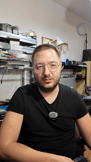 Odzyskiwanie danych z HDD czy SSD — co jest łatwiejsze? Cześć, tu Kamil z RECOVERYPRO Od ponad 10 lat odzyskuję dane z dysków HDD, SSD, RAID-ów, kart pamięci i innych nośników. Czy odzyskiwanie danych z HDD jest faktycznie prostsze niż z SSD? W teorii może się tak wydawać, ale rzeczywistość jest bardziej złożona. W przypadku dysków HDD przez lata istniało wielu producentów. Każdy z nich stosował własne rozwiązania, różne firmware’y i typowe usterki — a to wymaga ogromnej wiedzy diagnostycznej. C