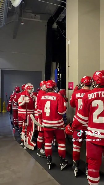 Captain Ben Dexheimer fires up Wisconsin as they take the ice in the NATIONAL CHAMPIONSHIP 🔥🏆