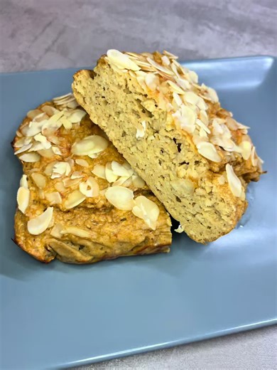 Fehérjés almás süti * 200g alma * 2db tojás * 30g zab * 30g @wills_smart_nutrition_hu vaníliás fehérje * 1 teáskanál sütőpor * Fahéj, édesítő * 20g szeletelt mandula 180 fokon tűpróbáig sütjük (kb. 30p) Az egész 587 kcal, 42g ch, 45g fehérje, 25g zsír. #reklám #wills #smartnutrition #feedyourbeast #almászabos