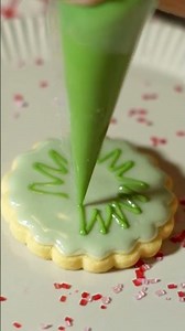 Decorating Christmas Sugar Cookies (Simple Cookie Icing Technique) #icingcookies #christmascookies