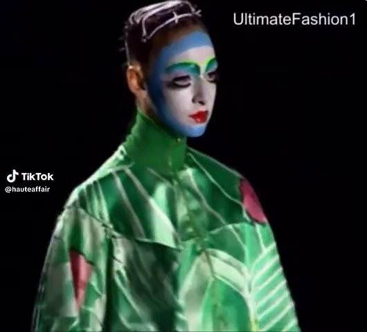 Abby Shanie: The Iconic Dior 2003 Fashion Moment