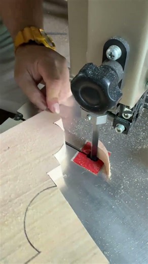 Perfect pattern cutting with bandsaw machine #woodworking #woodscraft #wood #diy