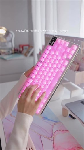 Kaecee in NZ on Instagram: "i didn't know changing keycaps could be so satisfying, especially when the caps reflect my style at the same time it produces the sound that i want. about this build keyboard : Womier Sk71 PRO @womier_keyboard switches: Womier POM series Switches keycaps : Womier Frosty Jello 115-Key MDA Profile Translucent PC Keycap Set deskmat : Womier Sparkles Themed Large keyboard specs : 79 keys , Wired | Wireless 2.4 GHz | Bluetooth gasket mounted battery 8000mAh polling rate 10