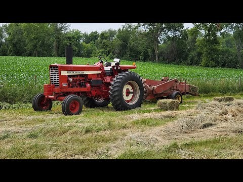 Raking and baling pasture hay with IH and New Holland