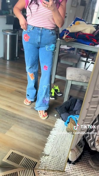@Jeanius US flower power meets stretchy denim wide leg jeans 🥰🌸 I will be referring to these jeans as my happy pants! #jeans #cutejeans #dopaminesdressing #summerstyle #stretchyjeans