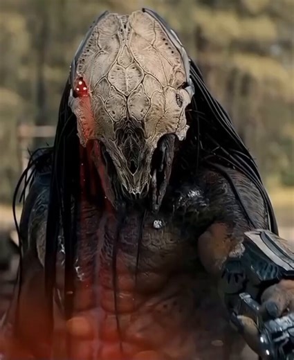 He was the only warrior who could face the alien soldier, but it's technology was too good.This movie scene🎬