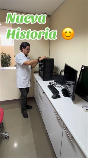 Caso real – Computadora de escritorio Gaming Recibimos una computadora de escritorio que presentaba un mensaje de error por alta temperatura y además se reiniciaba constantemente. Al desarmar el equipo encontramos suciedad no extrema, sin embargo, el verdadero problema estaba en los materiales de control térmico, los cuales se encontraban totalmente dañados: 🔧 Pasta térmica del microprocesador prácticamente inexistente. 🔧 Pasta térmica de la tarjeta de video en mal estado. 🔧 Thermal pads de l