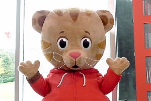 Daniel Tiger meets chefs Robert Del Grande and Chris Shepherd who like to cook with new foods. Then he enjoys a story time all about trying new foods! #BeMyNeighborDay presented by #PNCGrowUpGreat helps children learn about the importance of being a caring neighbor. Parents can find activities, book suggestions and more. https://www.discoverygreen.com/neighbor | Discovery Green | Facebook