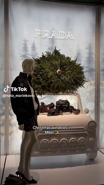 The best season is here 😍 Always the best Christmas windows are in Via Monte Napoleone ✨ #milan #milanocity #christmascountdown #christmasdecorations #christmastime