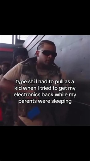 Business House on Instagram: "House playlist link in bio 💿 《谋杀绿脚趾》（英語：The Big Lebowski）是科恩兄弟编剧、导演，并与蒂姆·贝文和埃里克·菲尔纳共同制作的1998年美国喜剧片。杰夫·布里吉斯扮演的男主角杰夫·勒保斯基是生活在洛杉矶无业游民，对保龄球有着狂热的兴趣，绰号“督爷”。一天他突然遭到绑架，然后发现原来绑匪是找错了人，城里有个超級富翁名字也叫杰弗瑞·勒保斯基。后来超級富翁年轻漂亮的太太也遭到绑架，于是他花钱请“督爷”帮忙去交赎金。不过顺利的事拍不成电影，经常与“督爷”打保龄球的损友沃尔特·索布查克（约翰·古德曼饰）决定要图谋这笔赎金，于是计划被打乱了。电影的其他几位主要演员还包括朱莉安·摩尔、史蒂夫·布西密、菲利普·塞默·霍夫曼、塔拉·雷德、大卫·哈德斯顿和约翰·特托罗。担任旁白解说的牛仔“陌生人”由山姆·艾里奥特出演。 电影一定程度上是根据雷蒙·钱德勒的作品改编。乔尔·科恩表示：“我们想要拍一个钱德勒风格的故事——它是如何推进故事发展，处理好正在试图解开一个谜的角色，同时拥有一个无比复杂但最终又