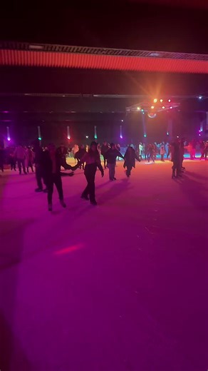 A scos @Maria Buza o melodie nouă și am învățat să patinez 😂😂 O găsiți pe YouTube POFTĂ BUNĂ VIAȚA MEA taraful @Patrascu George #romaniingermania #viralvideos #fyy #mariabuza #fyyyyyyyyyyyyyyyy